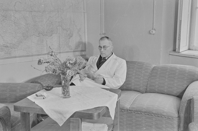 Loeng ja praktikum Tartu ülikooli farmakoloogia kateedris. Juhendab professor Georg Kingissepp. 1951. a.