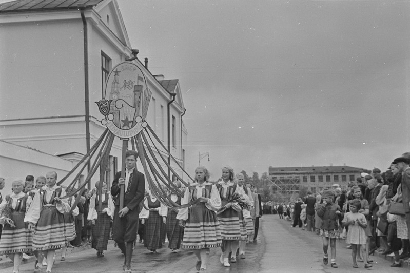 Tartu ülikool läheb Tartu laulupeole 1951. a.