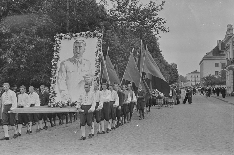 Tartu ülikool läheb Tartu laulupeole 1951. a.