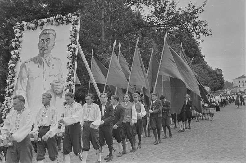 Tartu ülikool läheb Tartu laulupeole 1951. a.