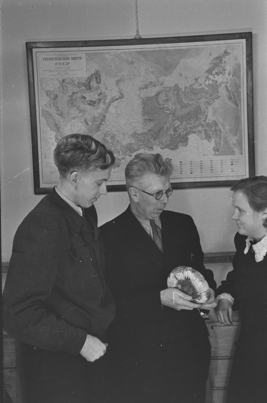 Professor Karl Orviku juhendamas geoloogia praktikumi Tartu ülikoolis 1952. a.