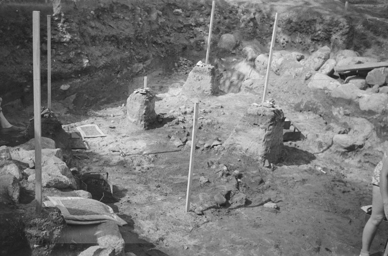 Tartu ülikooli NSV Liidu ajaloo kateeder. Arheoloogilised kaevamised Toomemäel. 1957. a.