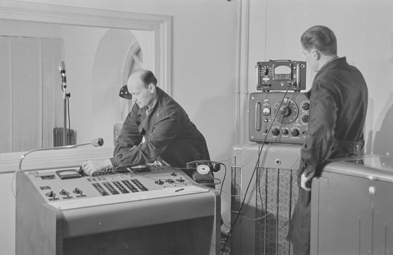 Tartu ülikooli raadiokeskuses. V. Kiis, E. Kiis ja Kurm. Aprill 1960. a.