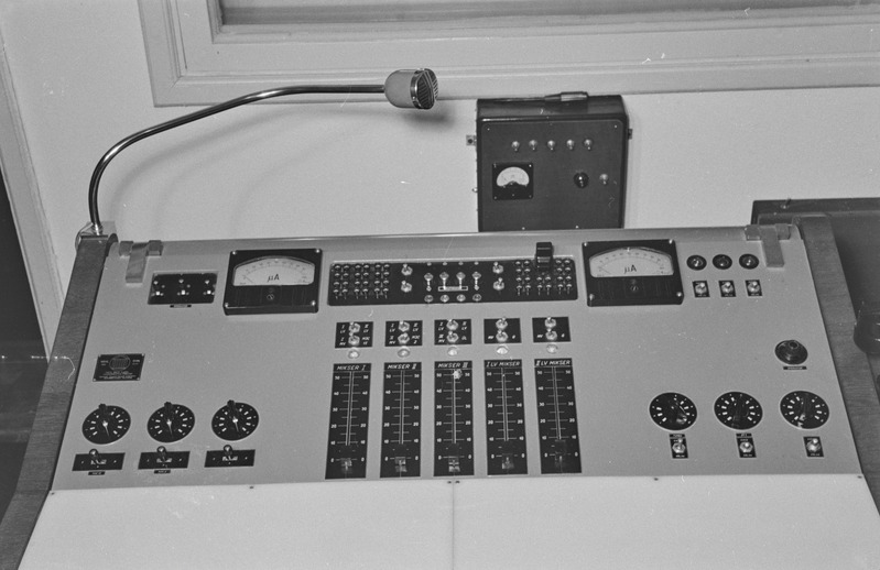 Tartu ülikooli raadiokeskuses. V. Kiis, E. Kiis ja Kurm. Aprill 1960. a.