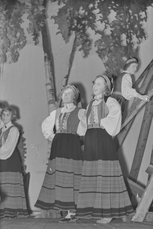 Tartu ülikooli ajaloo-keeleteaduskonna olümpiaadi ülevaatuse õhtu Tartu ametiühingu kultuurihoones. 26. aprill 1960. a.