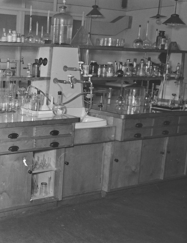 Tartu ülikooli analüütilise keemia kateeder. Laboratooriumi lauad. 7. september 1960. a.