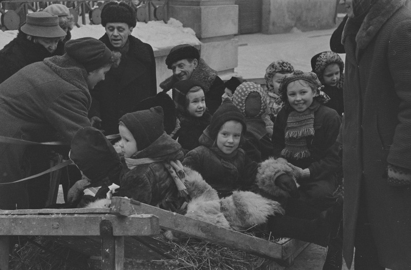 Tartu ülikooli ametiühingu komitee üritused lastele. Vastlapäev. Kelgutamine, saanisõit. Veebruar 1960. a.