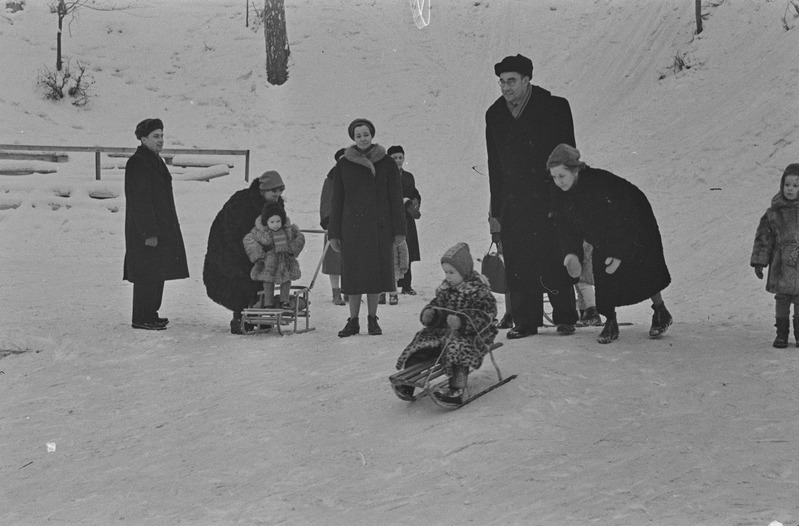 Tartu ülikooli ametiühingu komitee üritused lastele. Vastlapäev. Kelgutamine, saanisõit. Veebruar 1960. a.