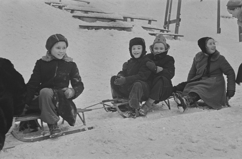 Tartu ülikooli ametiühingu komitee üritused lastele. Vastlapäev. Kelgutamine, saanisõit. Veebruar 1960. a.