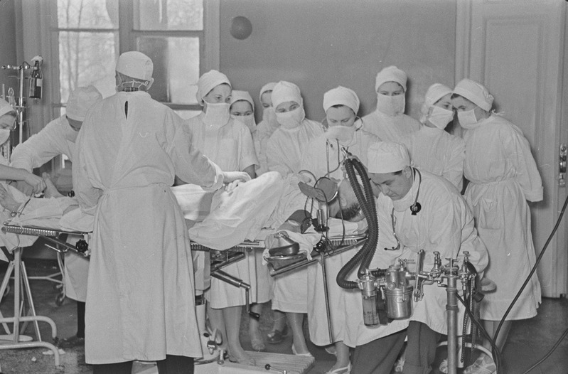 Tartu ülikooli teaduskonnakirurgia kateedri operatsioonitoas. Professor Artur Linkberg eraldab haige neeru. 23. veebruar 1960. a.
