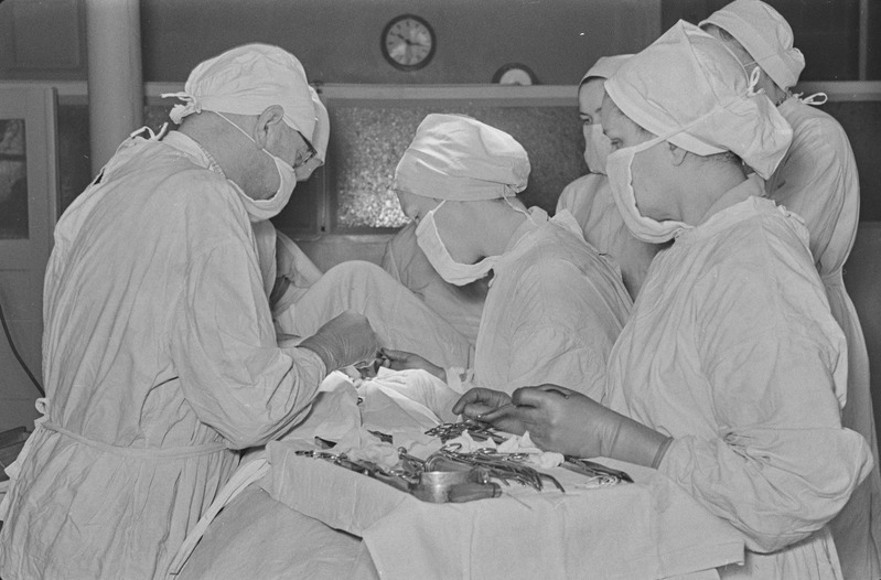 Tartu ülikooli teaduskonnakirurgia kateedri operatsioonitoas. Professor Artur Linkberg eraldab haige neeru. 23. veebruar 1960. a.