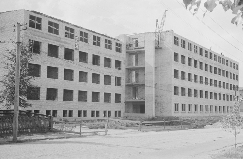 Tartu ülikooli Tiigi t. ühiselamu ehitus. Juuli 1961. a.
