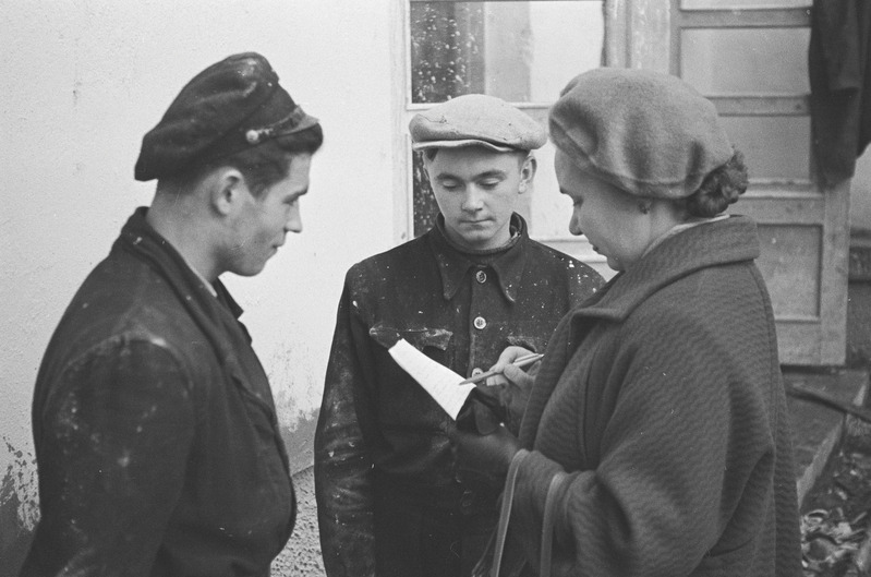 Ehitajad Tartu ülikoolis. Võtted ühiselamu juures Pälsoni t. ja komsomolikomitees. 30. oktoober 1959. a.