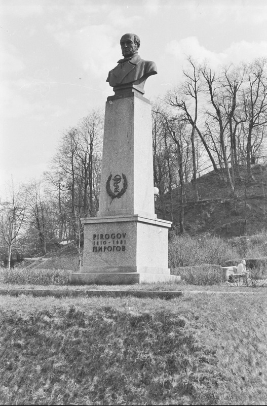 Tartu linna vaated. Raekoda, tähetorn, N. Pirogovi ausammas, Barclay de Tolly mälestusmärk, majad Emajõe ääres. 1956. a.