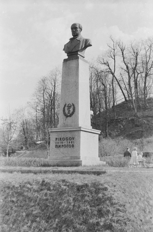 Tartu linna vaated. Raekoda, tähetorn, N. Pirogovi ausammas, Barclay de Tolly mälestusmärk, majad Emajõe ääres. 1956. a.