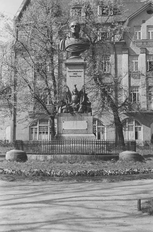 Tartu linna vaated. Raekoda, tähetorn, N. Pirogovi ausammas, Barclay de Tolly mälestusmärk, majad Emajõe ääres. 1956. a.