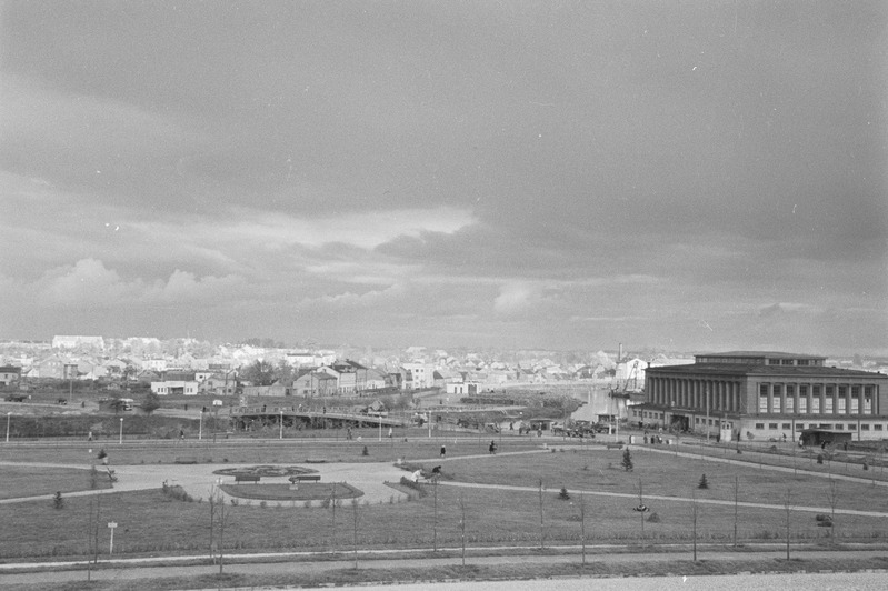 Tartu linna vaated. Raekoda, tähetorn, N. Pirogovi ausammas, Barclay de Tolly mälestusmärk, majad Emajõe ääres. 1956. a.