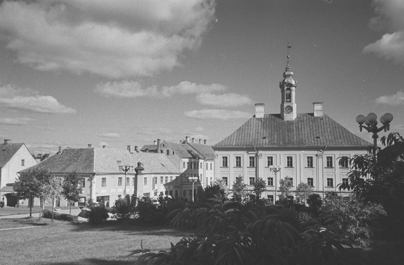 Tartu linna vaated. Raekoda, tähetorn, N. Pirogovi ausammas, Barclay de Tolly mälestusmärk, majad Emajõe ääres. 1956. a.