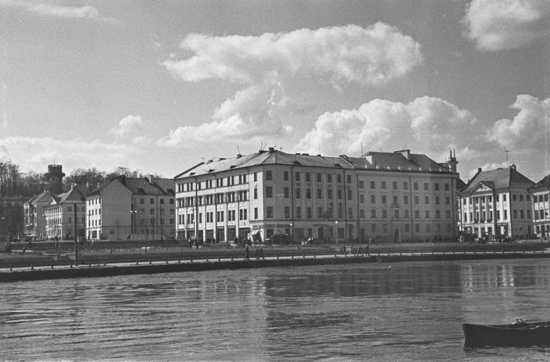 Tartu linna vaated. Raekoda, tähetorn, N. Pirogovi ausammas, Barclay de Tolly mälestusmärk, majad Emajõe ääres. 1956. a.