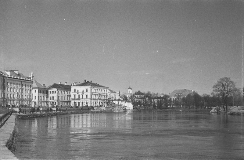 Tartu linna vaated. Raekoda, tähetorn, N. Pirogovi ausammas, Barclay de Tolly mälestusmärk, majad Emajõe ääres. 1956. a.