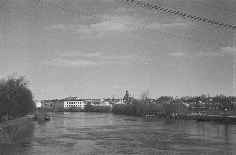 Tartu linna vaated. Raekoda, tähetorn, N. Pirogovi ausammas, Barclay de Tolly mälestusmärk, majad Emajõe ääres. 1956. a.