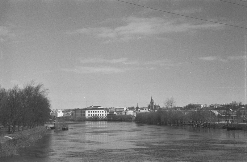 Tartu linna vaated. Raekoda, tähetorn, N. Pirogovi ausammas, Barclay de Tolly mälestusmärk, majad Emajõe ääres. 1956. a.