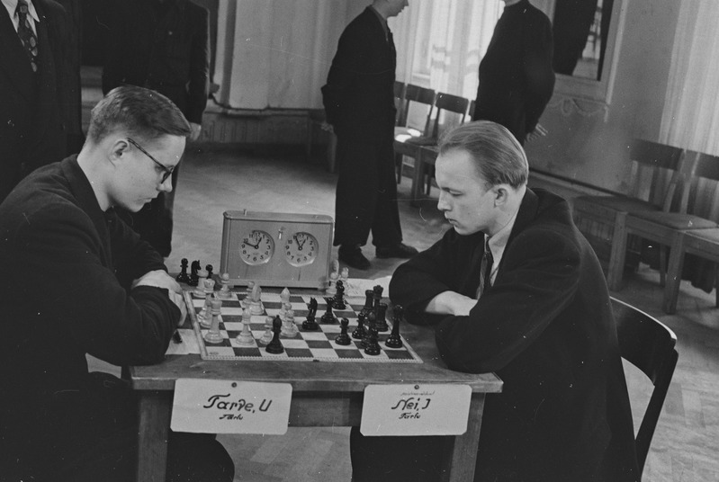 Tartu ülikooli matemaatika-loodusteaduskonna III kursuses üliõpilane Ivo Nei malevõistlusel 1952. a.