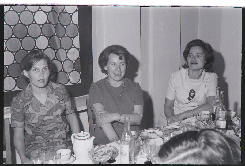 Tiiu Vihalemma kandidaadikraadi kaitsmise tähistamise õhtu Tartu ülikooli kohvikus. 22. juuni 1971. a.