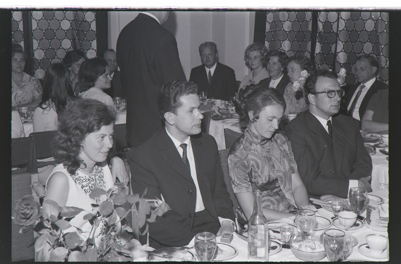 Tiiu Vihalemma kandidaadikraadi kaitsmise tähistamise õhtu Tartu ülikooli kohvikus. 22. juuni 1971. a.
