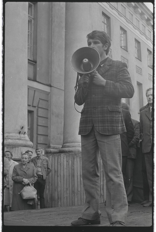 Solidaarsusmiiting Tšiiliga Tartu ülikooli peahoone ees. September 1974. a. Paul Kenkmani? portree
