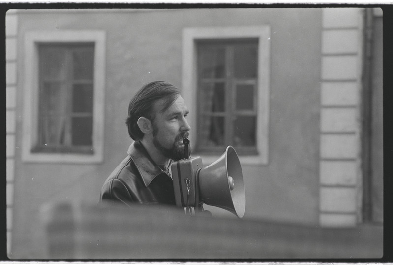 Solidaarsusmiiting Tšiiliga Tartu ülikooli peahoone ees. September 1974. a. Paul Kenkmani? portree