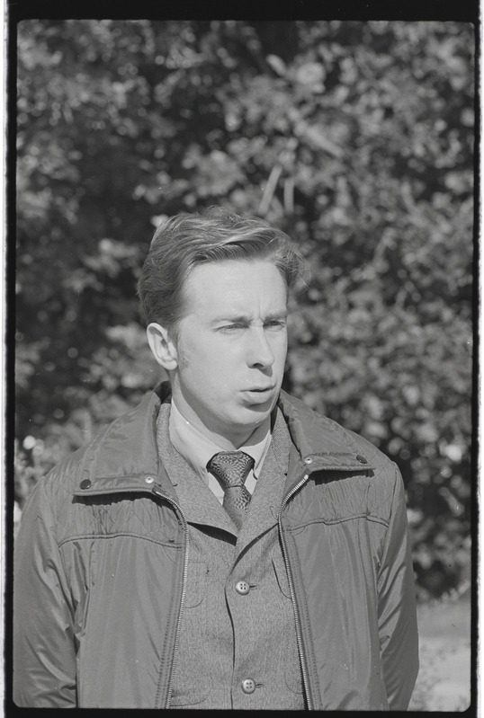 Solidaarsusmiiting Tšiiliga Tartu ülikooli peahoone ees. September 1974. a. Paul Kenkmani? portree