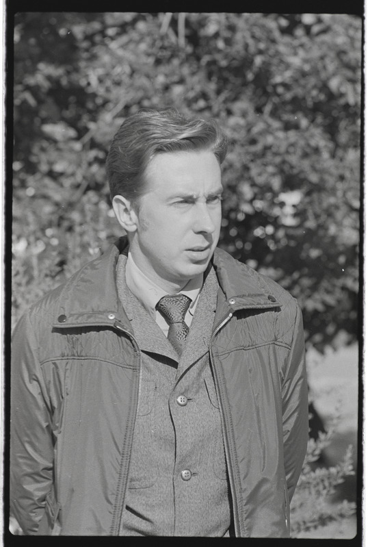 Solidaarsusmiiting Tšiiliga Tartu ülikooli peahoone ees. September 1974. a. Paul Kenkmani? portree