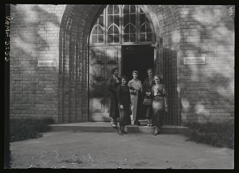 Georg Mets koos korporatsioon Sororitas Oriens liikmetega. Grupipilt.