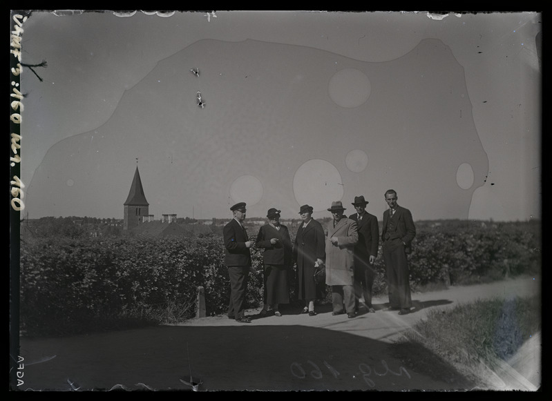 Georg Mets tundmatute kaaslastega külastamas Tartu tähetorni