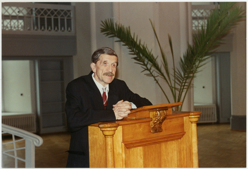 Viktor Masing akadeemilisel koosolekul Tartu Ülikooli ajaloomuuseumi valges saalis kõnepuldis, 11.04.1995