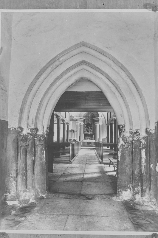 Lääne-Nigula kirik. Portaal