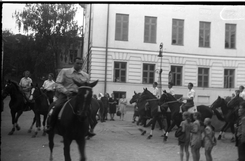 Inimesed hobustel ratsutamas Tartu Ülikooli peahoone nurgal (rongkäik?)