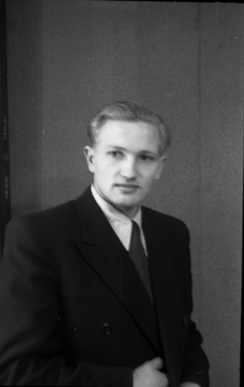 Helmut Rukki seina taustal istumas