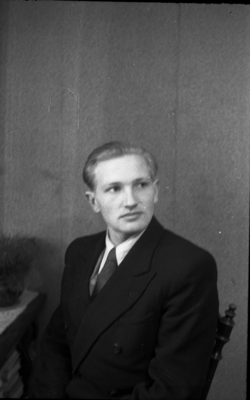 Helmut Rukki seina taustal istumas