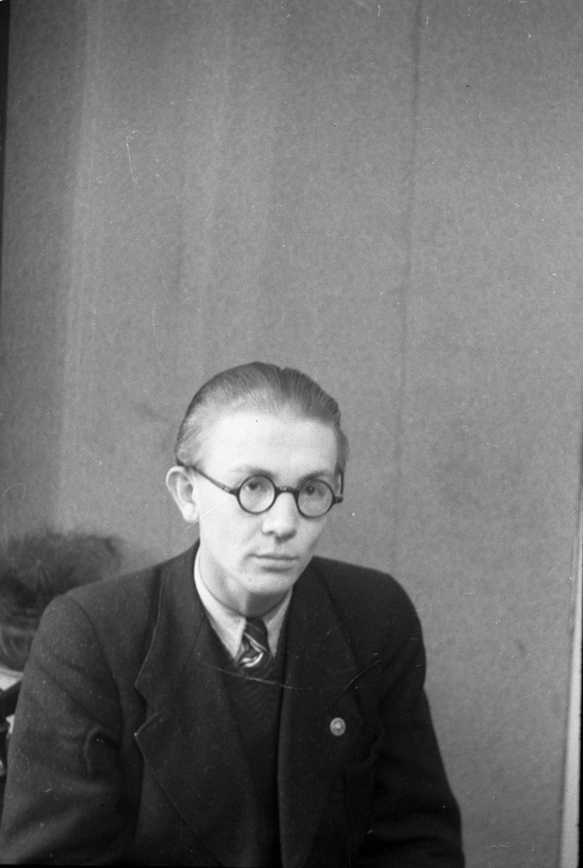 Hugo Soplepmann seina taustal istumas