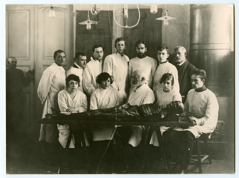 Üliõpilased praktikumis prof. A. Sommeriga vanas anatoomikumis, umbes 1925.a.
