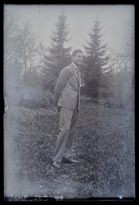 Mehe täisfiguurportree. Looduses