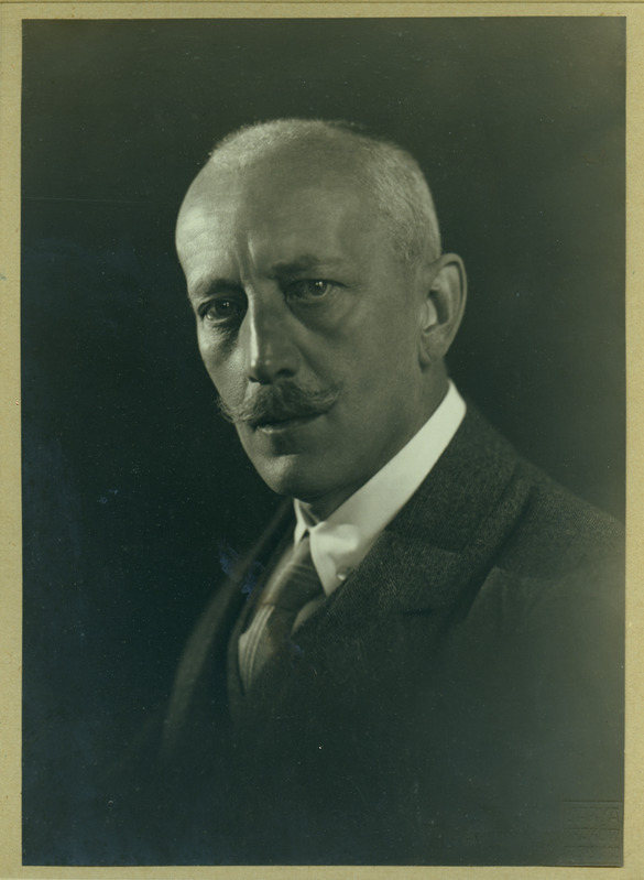 Leon Wachholz. Rindportree pöördega vasakule