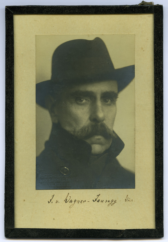 Julius Wagner-Jauregg. Portree mantli ja kaabuga