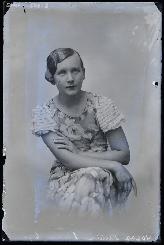 Müür. Kolmveerandfiguurportree, toolil istumas