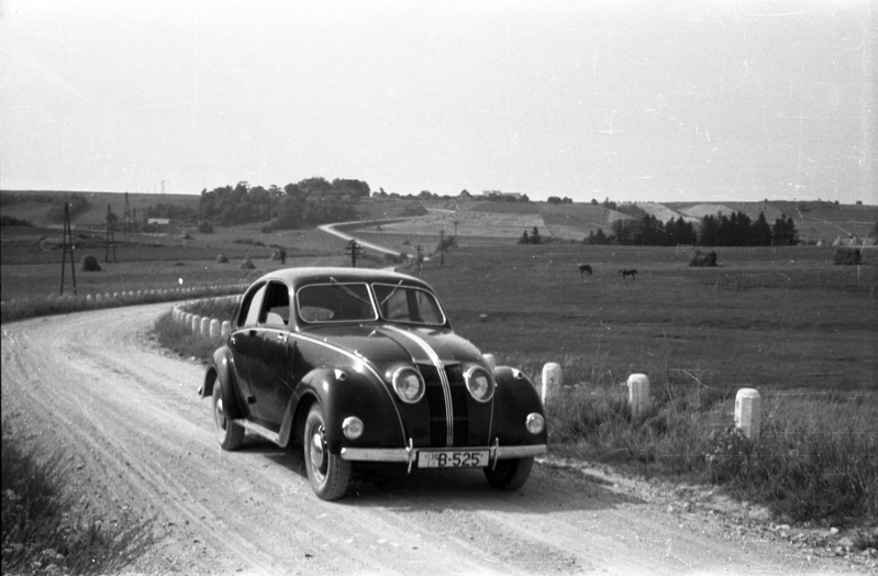 Härra Nurme sõiduauto Adler B-525 (Adler 2,5 Liter ehk "Typ 10") suvisel ajal Kavilda teel