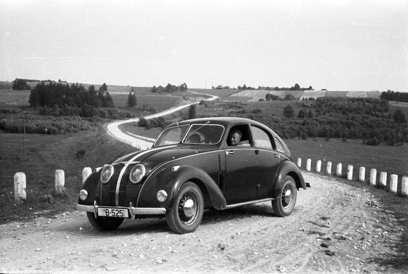 Härra Nurme sõiduauto Adler B-525 (Adler 2,5 Liter ehk "Typ 10") suvisel ajal Kavilda teel