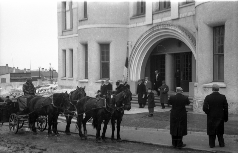 Hobused ja inimesed vankris maja ees (1940. aasta aprilli alguses tähistas Eesti Üliõpilaste Selts oma 70. aastapäeva)