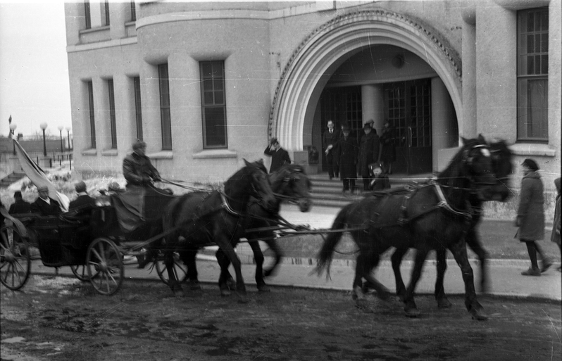 Hobused ja inimesed vankris maja ees (1940. aasta aprilli alguses tähistas Eesti Üliõpilaste Selts oma 70. aastapäeva)